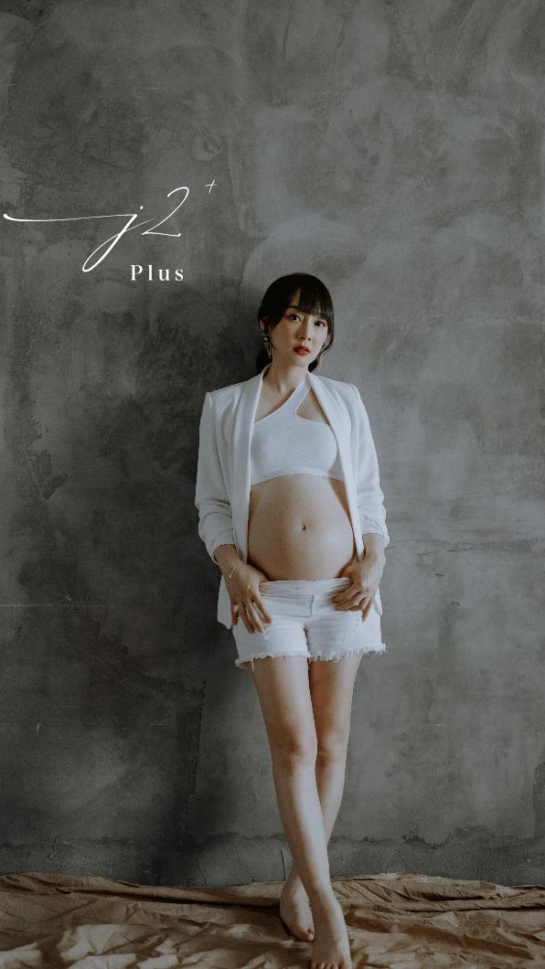吳宇舒的孕肚相當性感。(圖/J2 Plus婚紗攝影提供)