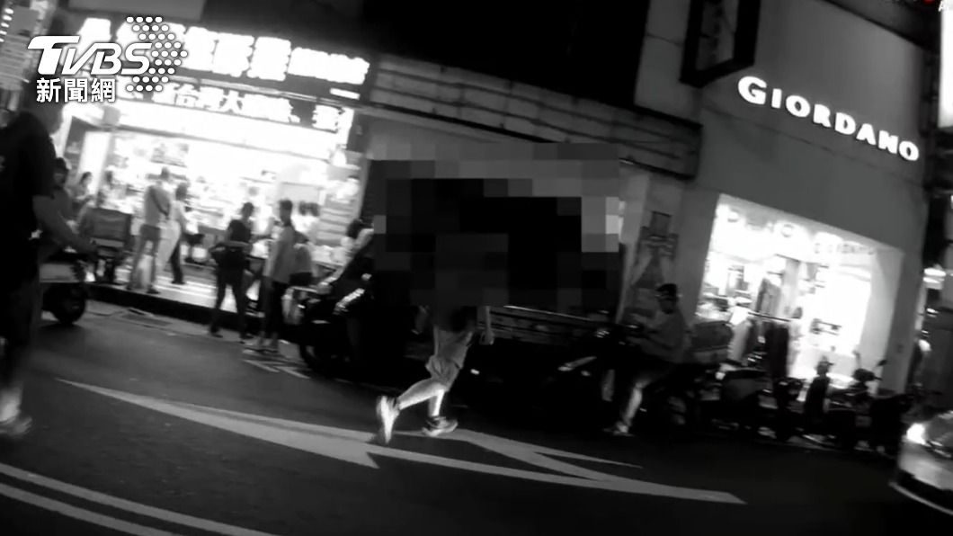 吳男一度衝過馬路,警員在後面追趕。(圖/TVBS)