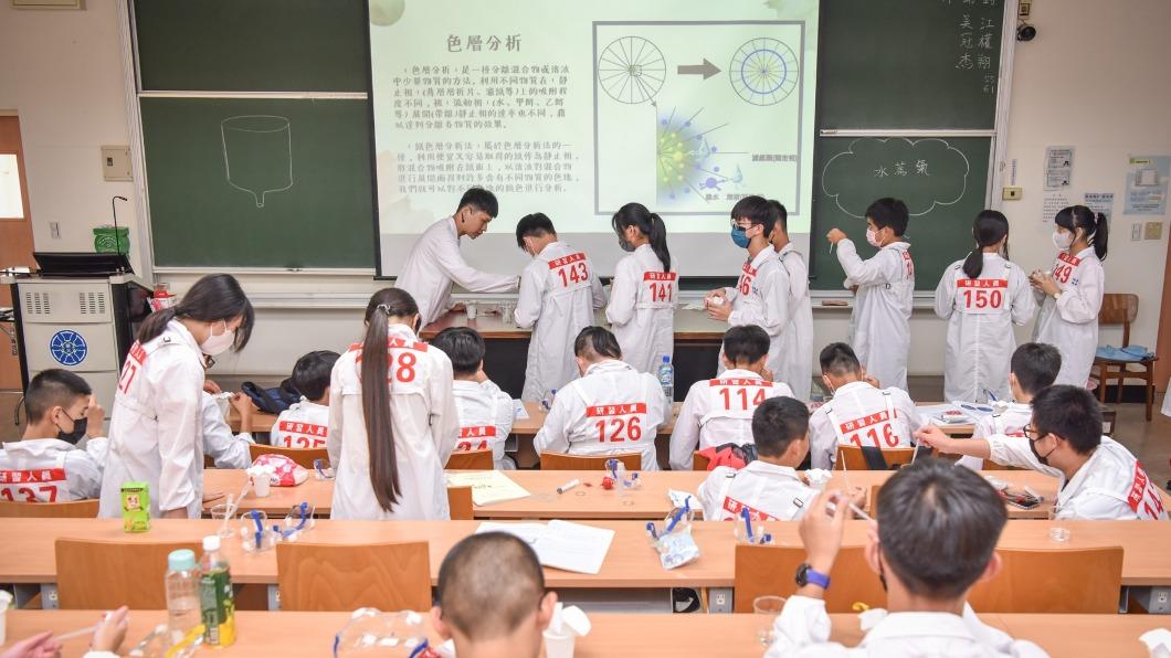 台師大科學夏令營 帶國中小生做實驗、益智闖關