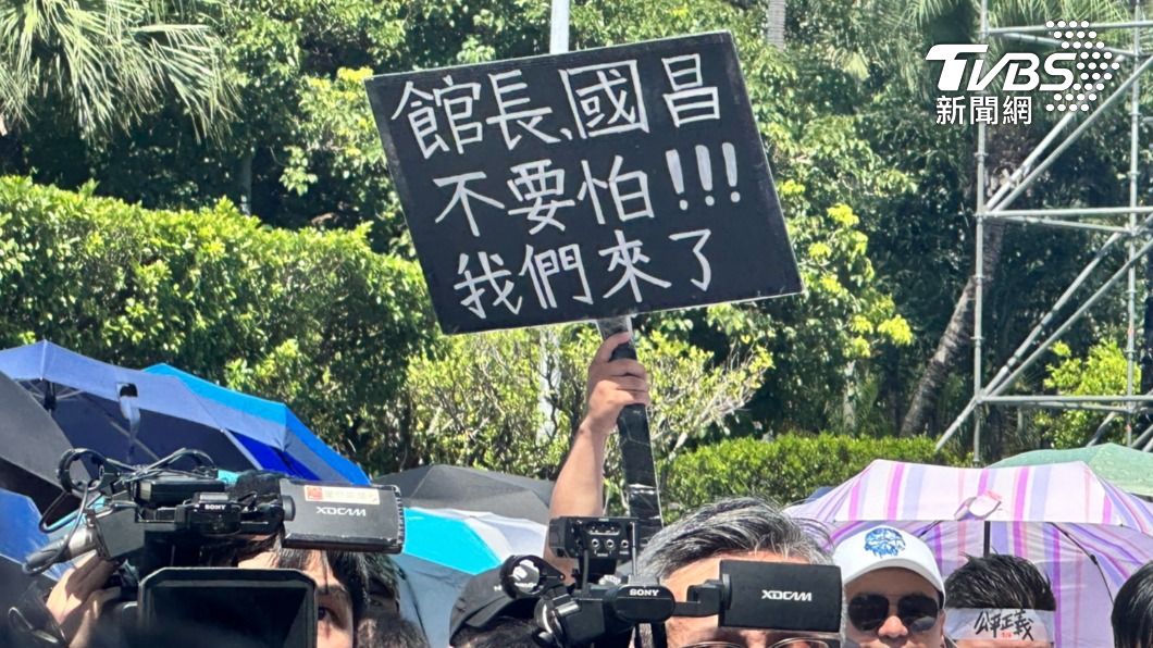 「公平正義救台灣」直擊館長、黃國昌上凱道現場。(圖/TVBS)