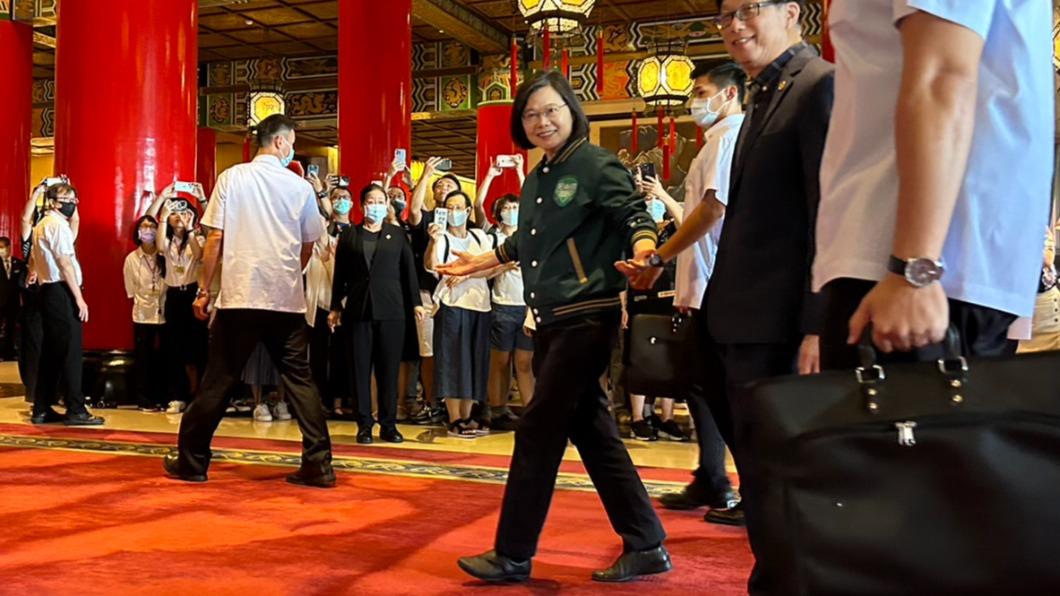 民進黨全代會登場，總統蔡英文頂35度高溫，身穿賴清德競選棒球外套亮相。（圖/黃宣尹攝）
