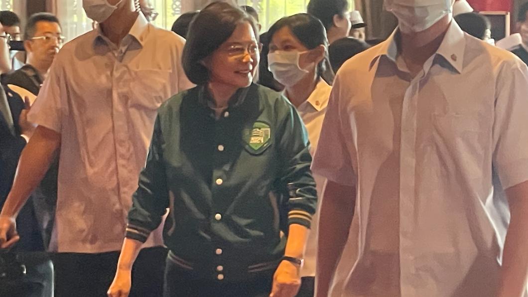民進黨全代會登場,總統蔡英文頂35度高溫,身穿賴清德競選棒球外套亮相。(圖/吳紹瑜攝)