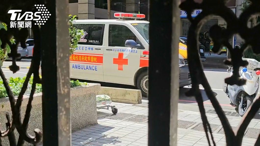 男子持槍與警方對峙，警消派出救護車待命。（圖／TVBS）