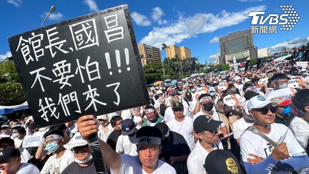 黃國昌、館長今上凱道。（圖／TVBS）