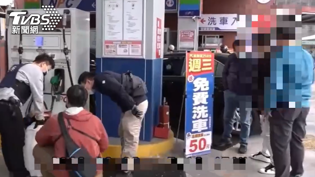 警方到加油站逮人。(圖/TVBS)