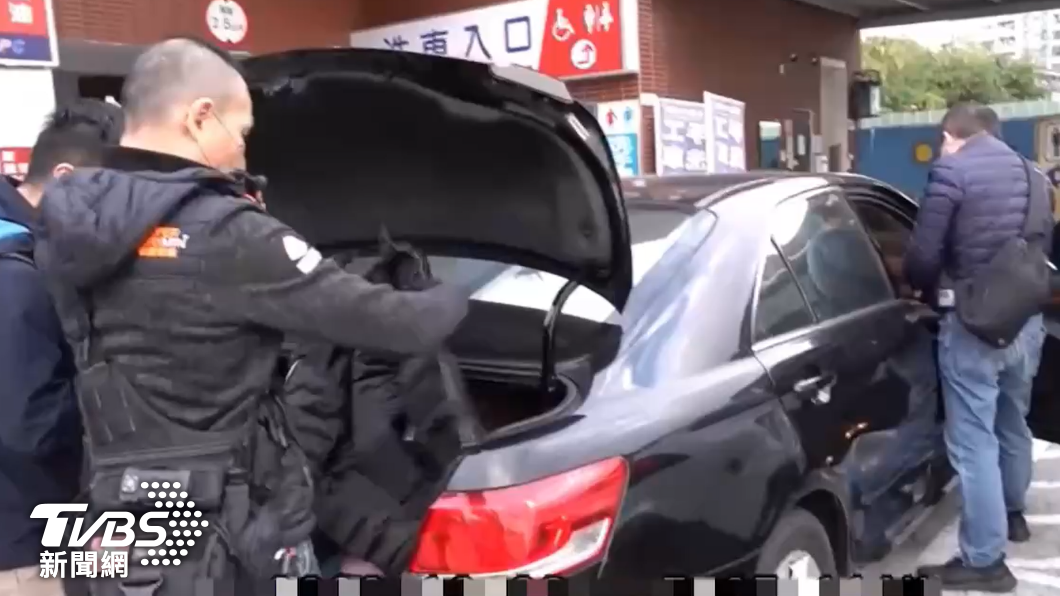 警方對詐團的車輛進行蒐證。(圖/TVBS)