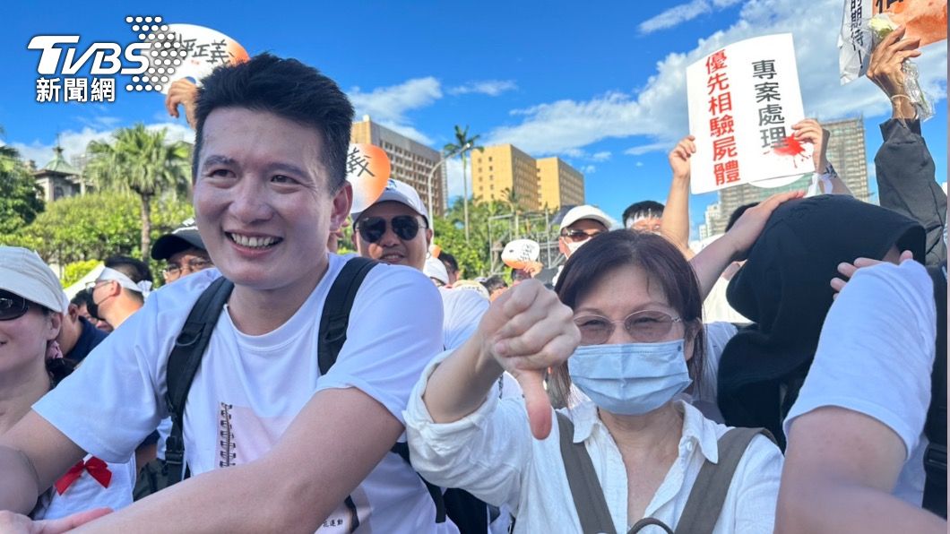 716凱道大遊行,國民黨總統參選人侯友宜被民眾比倒讚。(圖/區國強攝)