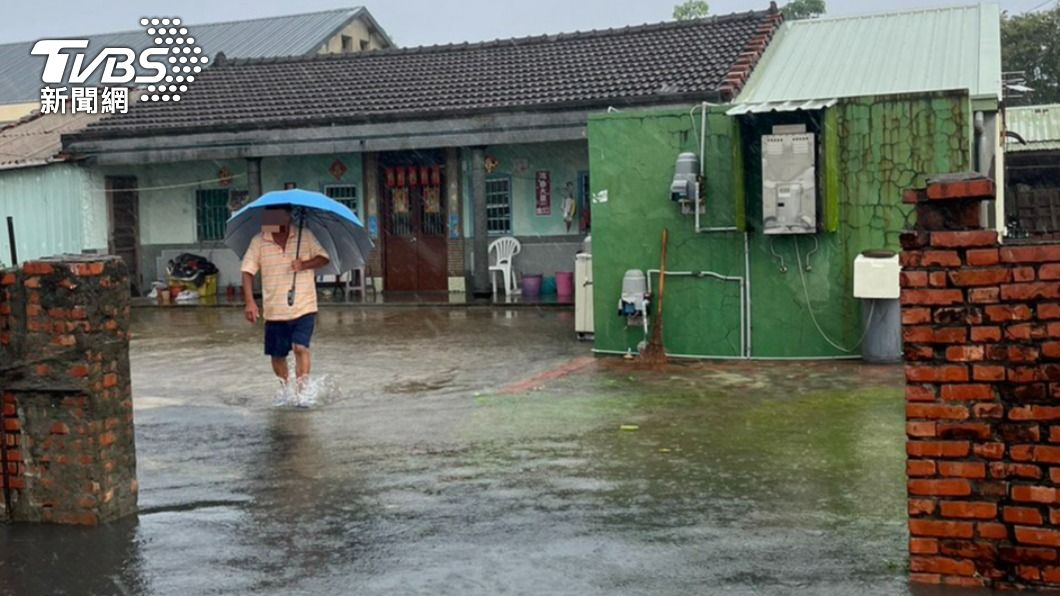 南北兩樣情!頂豔陽凱道遊行 台南卻雨彈淹半個輪胎