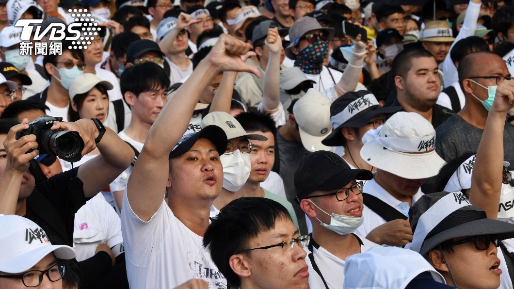 時代力量黨主席王婉諭上台時致詞怒轟藍綠白,引發柯粉狂比倒讚。(圖/胡瑞麒攝)