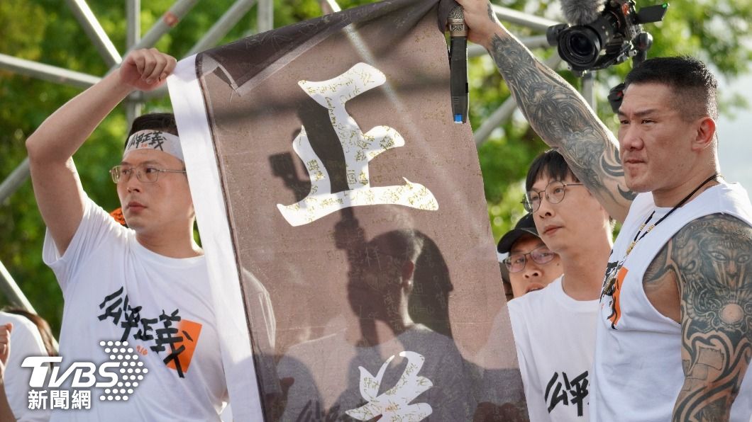 圖輯/館長、黃國昌號召上凱道 近3萬人響應現場曝光
