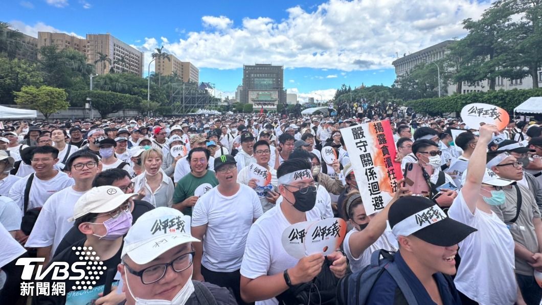 許多民眾齊上凱道。(圖/區國強攝)