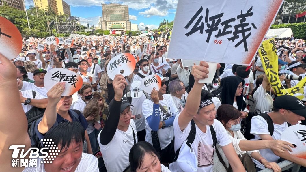 警方根據空拍畫面推估現場人數將近3萬人。(圖/區國強攝)