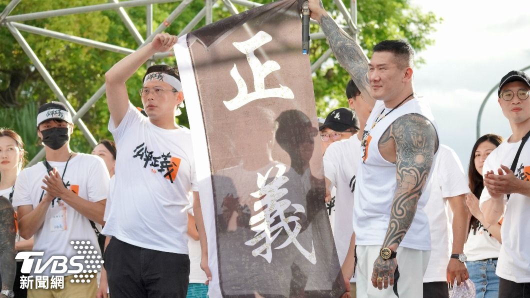 館長、黃國昌號召民眾上凱道。(圖/區國強攝)