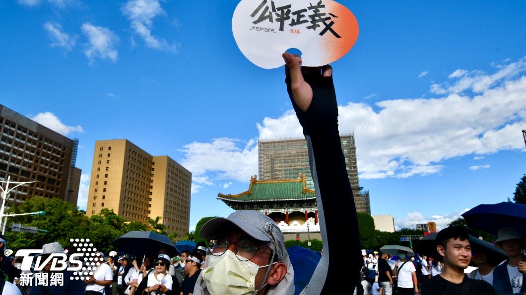 民眾高舉公平正義的牌子。(圖/胡瑞麒攝)
