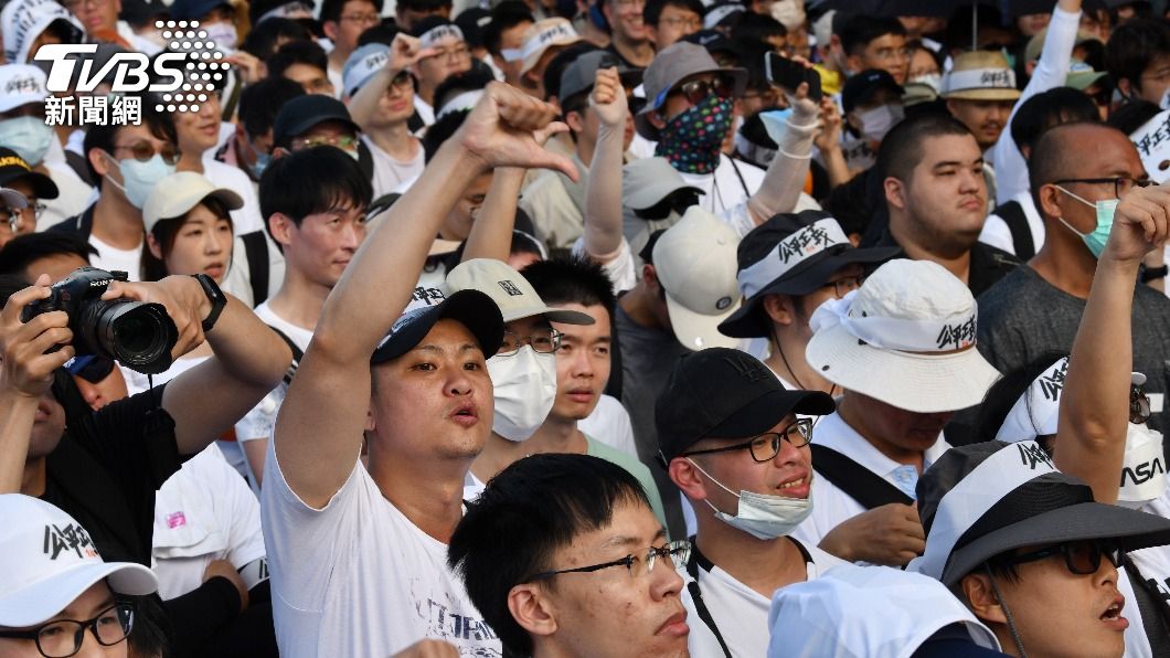 時代力量黨主席王婉諭上台時致詞怒轟藍綠白,引發柯粉狂比倒讚。(圖/胡瑞麒攝)