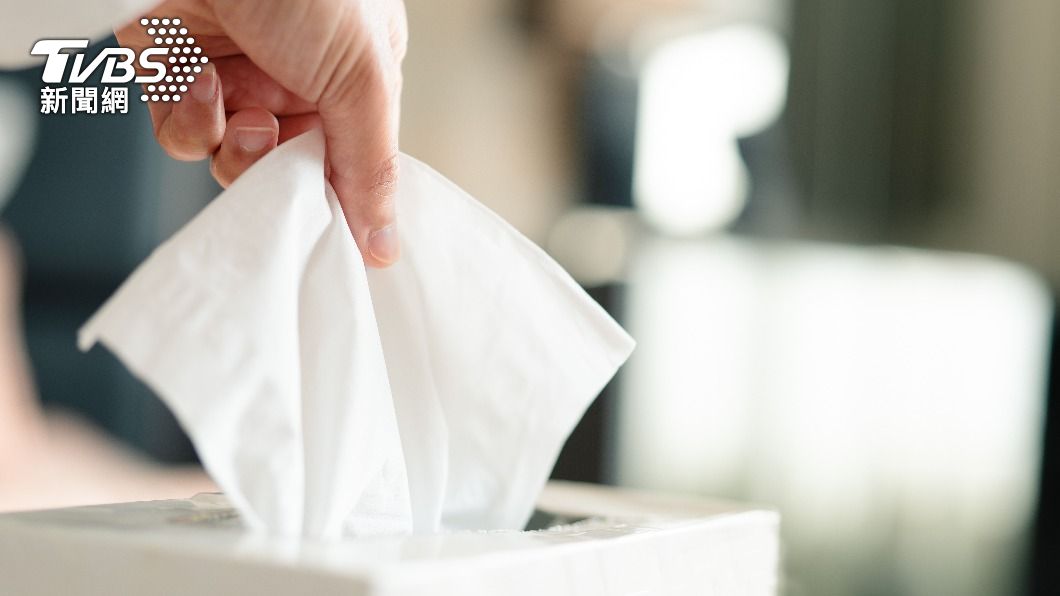 選用乾淨、材質偏軟的毛巾或紙巾「拍乾」臉上的水珠。(示意圖/Shutterstock達志影像)
