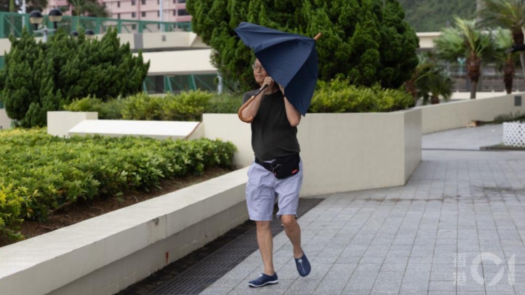 泰利颱風影響香港 多處「海水倒灌」 航班取消、門診暫停