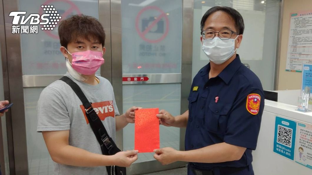 員警脖子上有20公分刀傷。(圖/TVBS)
