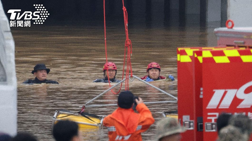 救援人員又打撈出4具遺體，地下道內累積死亡數已增至13人。（圖／達志影像路透社）