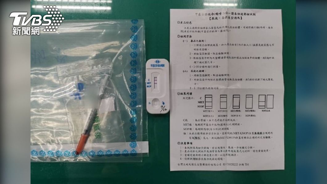 李男在台大醫院病房內施涉嫌打海洛因。(圖/TVBS)