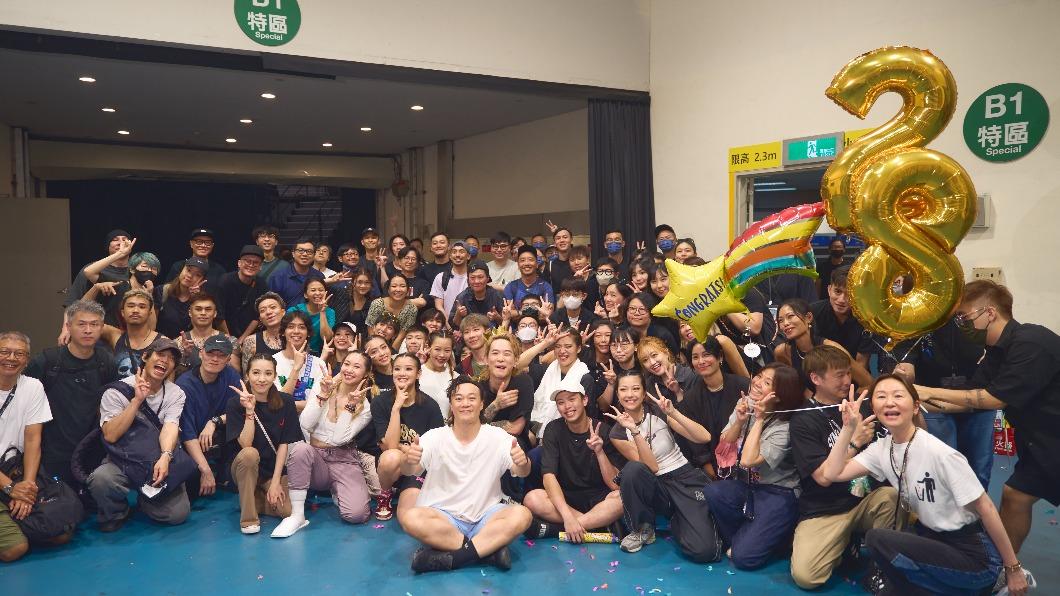 工作人員慶祝陳奕迅週年。（圖／環球音樂提供）