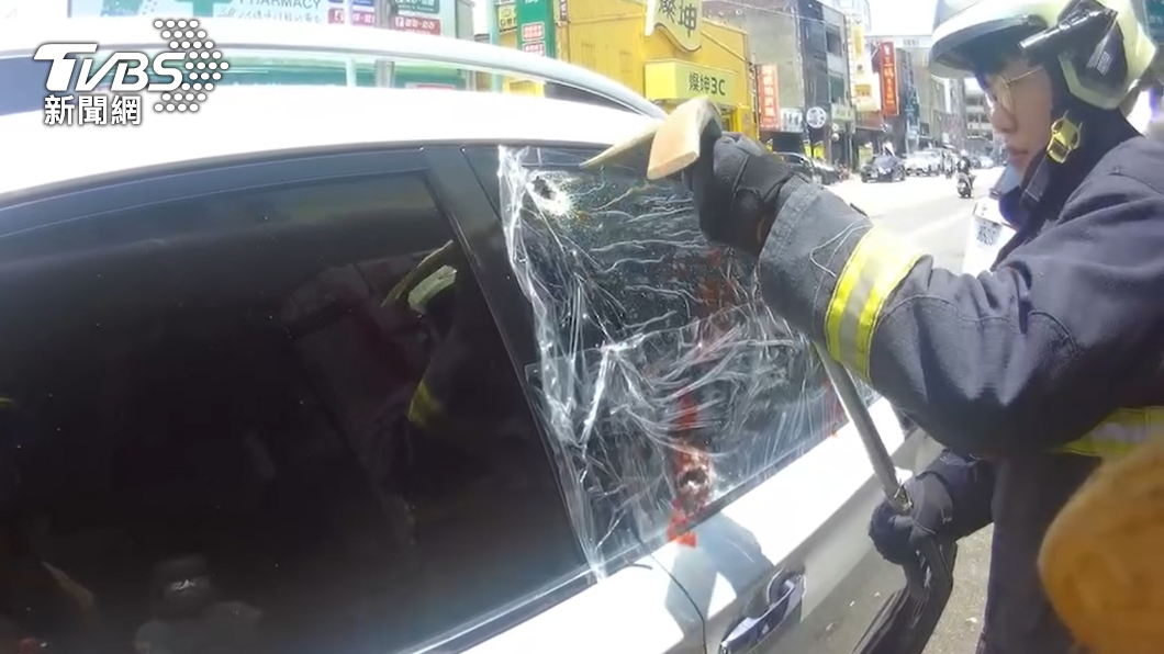 驚險破窗！母取餐1歲兒遭反鎖車內　開車族「這點」要注意