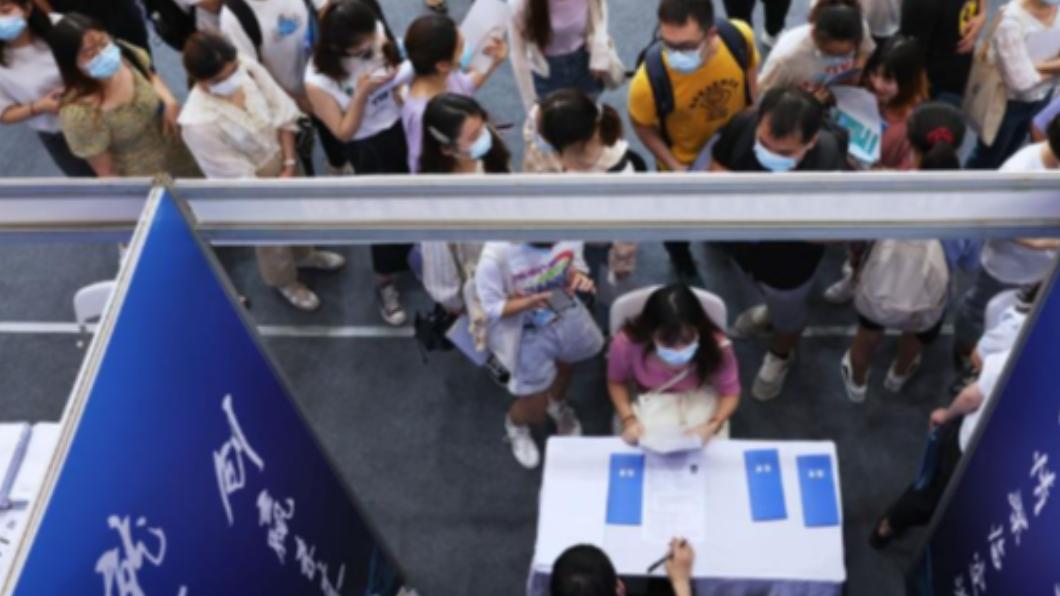 大陸16歲至24歲年輕人6月失業率達21.3%。(圖/翻攝自觀察者網微博)