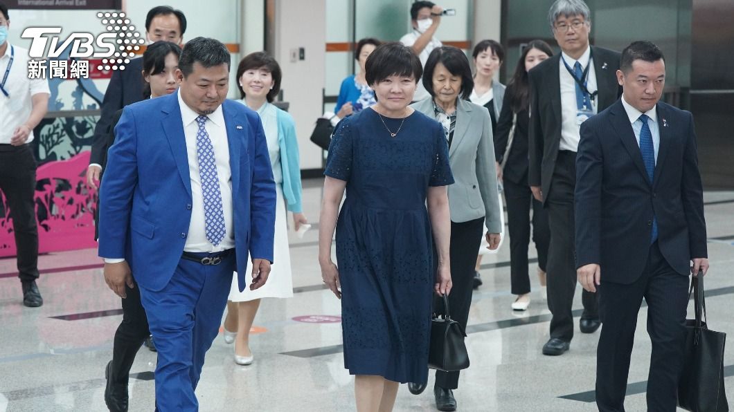 安倍昭惠抵台　民眾舉起自製手牌「感謝安倍晉三」歡迎