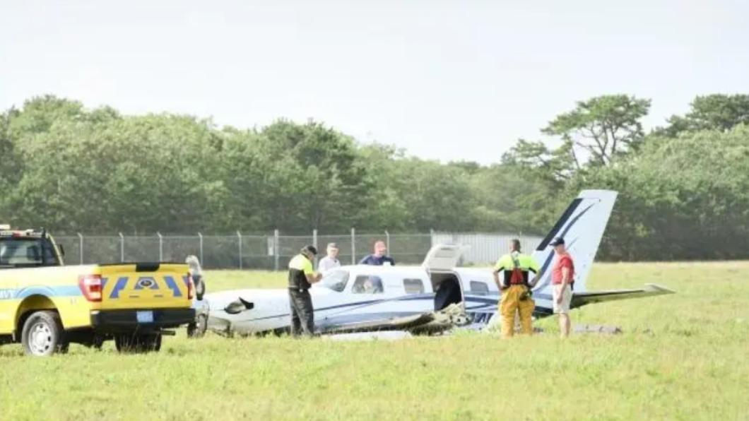 機師突暈倒!乘客「接手開飛機」驚險降落 機翼斷2截無人傷