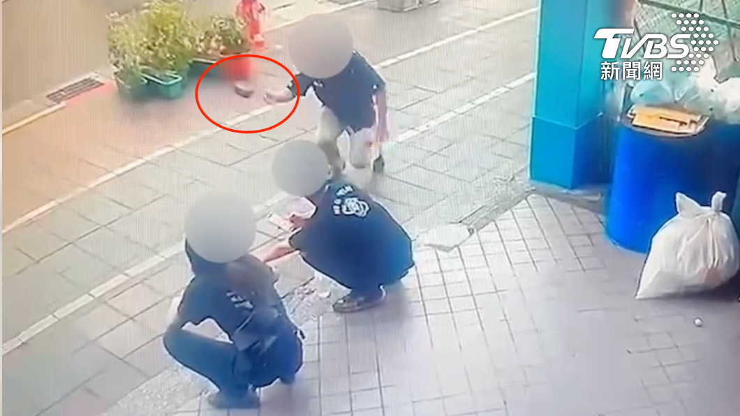 外籍男子朝2店員丟磚頭。（圖／TVBS）