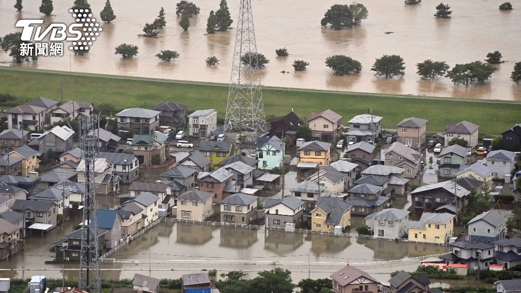 連日大雨,秋田縣的住宅仍然泡在泥水中。(圖/達志影像美聯社)