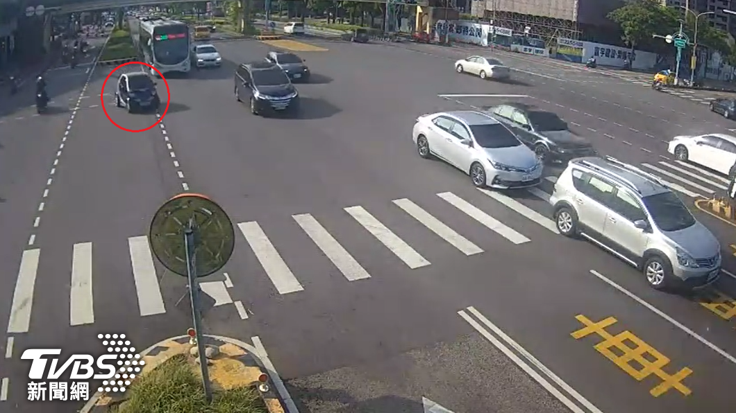 謝男的汽車打方向燈後就切入公車道。(圖/TVBS)