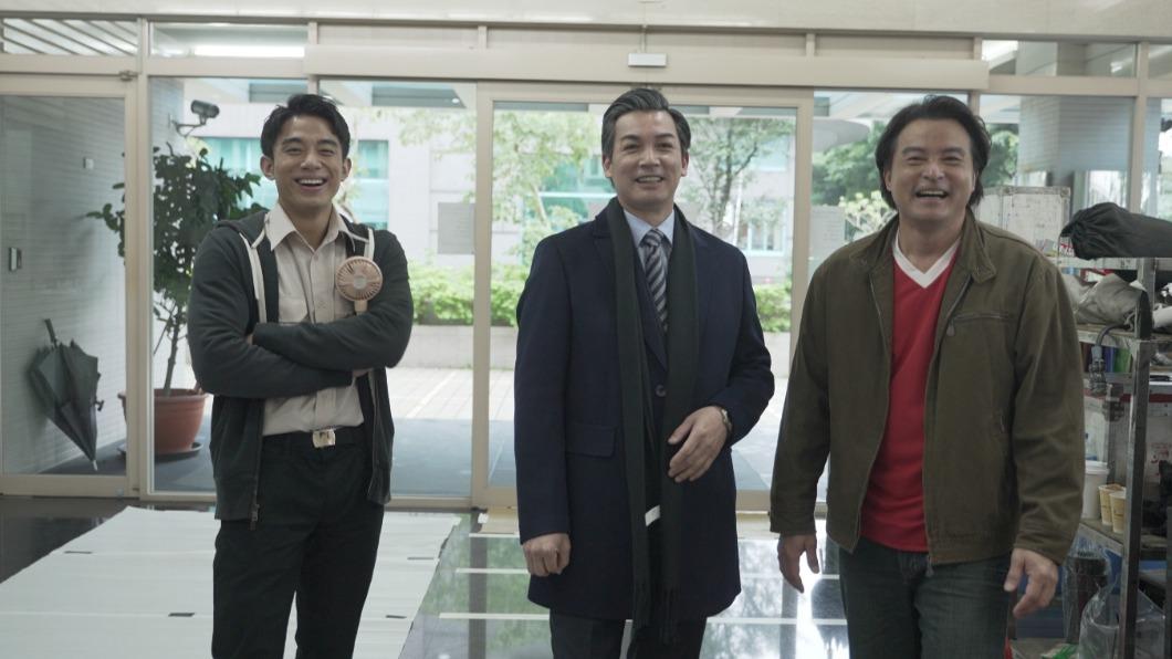 伊正(中)、李銘順(右)戲中針鋒相對,戲外卻是高爾夫球友。(圖/鏡文學提供)