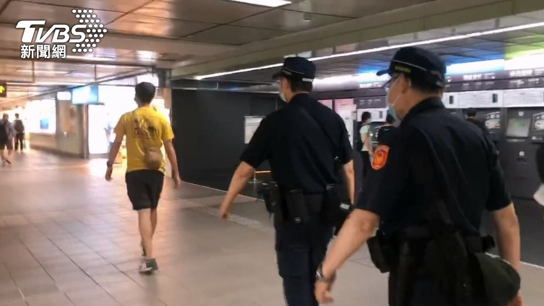 警方對上下班人潮眾多捷運站體加強巡邏取締。(圖/TVBS)
