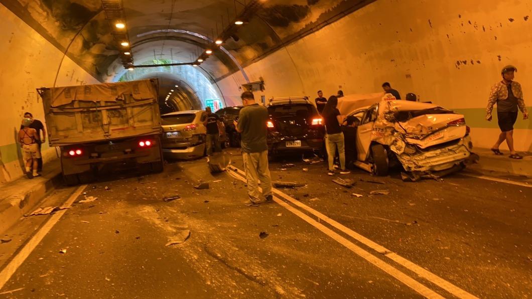 花蓮跳浪隧道6車連環車禍釀3傷。(圖/記者爆料網)