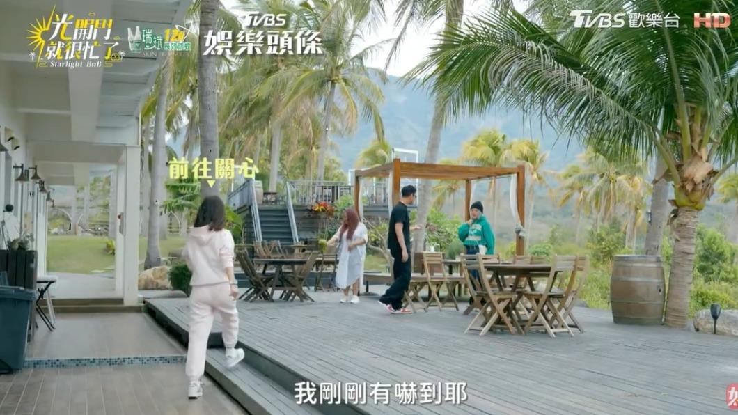林心如趕緊外出關心。(圖/翻攝自《光開門就很忙了》)