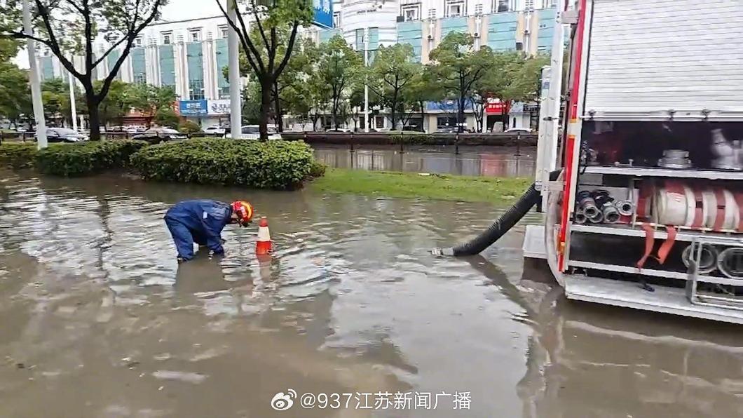 颱風杜蘇芮預估週五登大陸，恐導致暴雨。圖為17日泰利颱風登陸廣東致強降雨畫面。（圖／翻攝自江蘇新聞廣播微博）