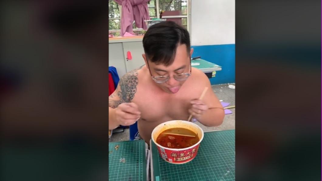 原PO用一根筷子抵擋住泡麵油,喝湯時也可以減少吃到油的機會。(圖/翻攝自TikTok)