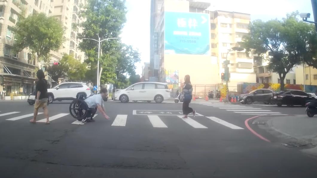 拳頭都硬了!高雄爛路再現 輪椅卡「坑洞」害身障男慘摔