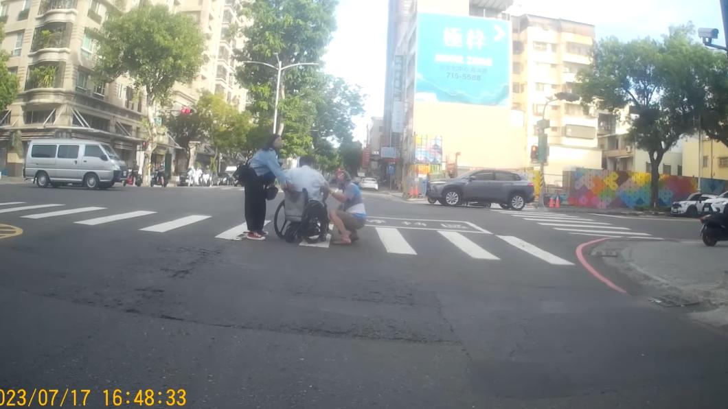 目擊民眾一同下車幫忙，攙扶男子回輪椅上。（圖／翻攝自YouTube「HA W」）
