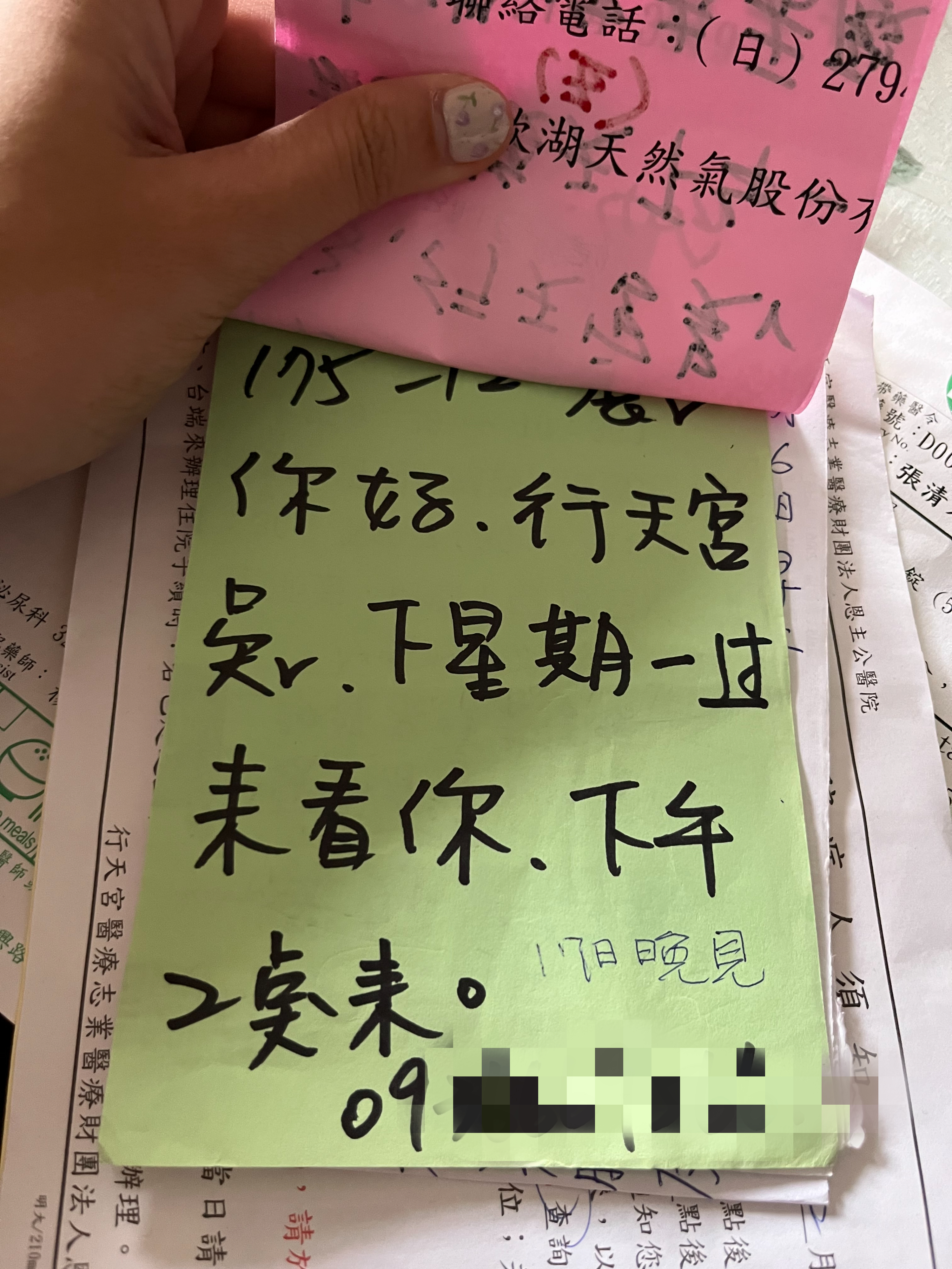行天宮人員以紙條和老翁溝通。(圖/當事人提供)