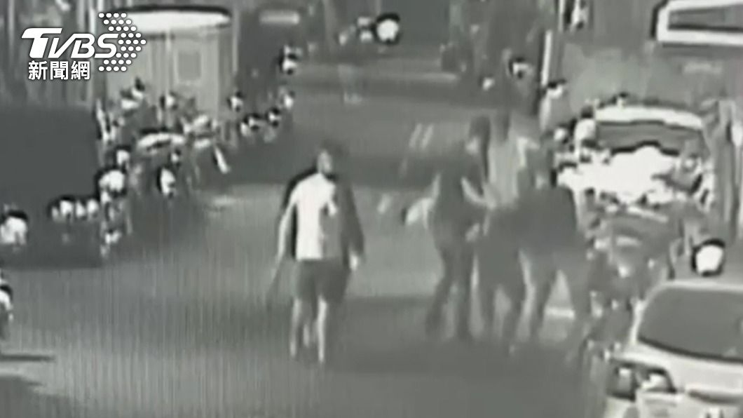 欠債還朝對方家丟鞭炮 男逃跑不成慘遭債主砍傷送醫