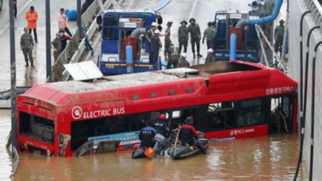 英雄!地下車道上班遇洪水湧入 韓卡車司機冒死「連救3人」