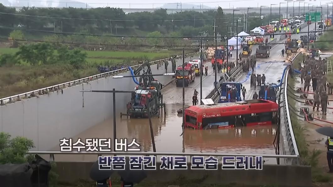 地下車道遭大量洪水灌入,許多乘客來不及逃生就慘遭滅頂。(圖/翻攝韓聯社YonhapnewsTV)
