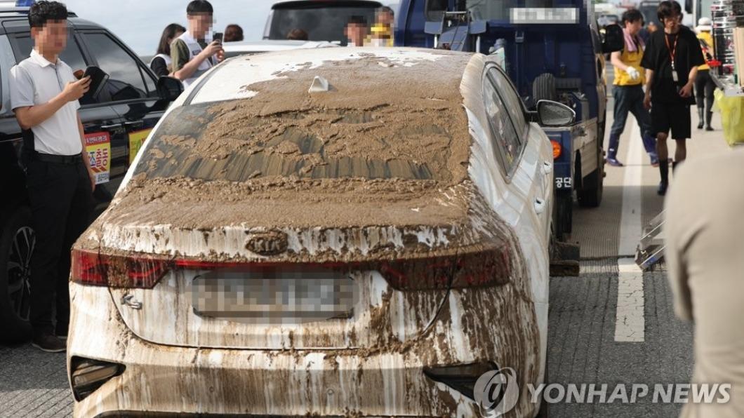 五松地下車道被淹沒的車輛。(圖/翻攝自《韓聯社》)