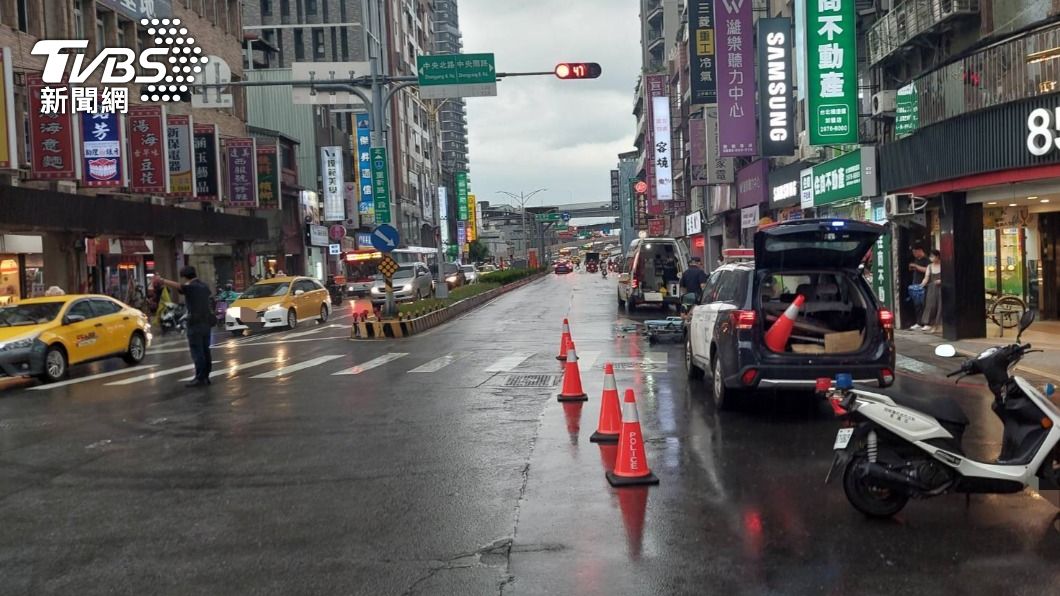 轎車於路口迴轉,騎士發現後嚇到急煞撞上。(圖/TVBS)