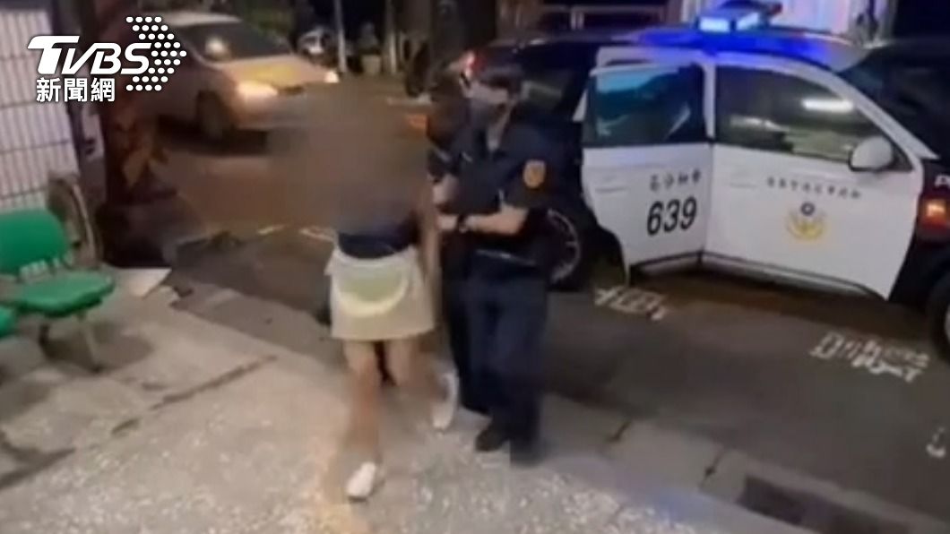 2名女子被警方帶回。（圖／TVBS）