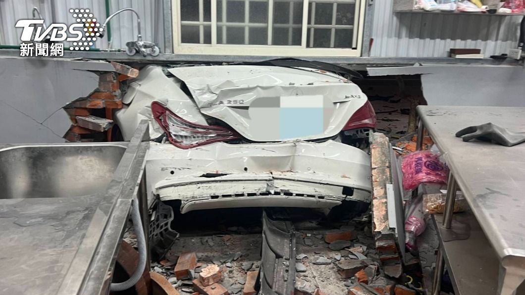 花蓮2車路口猛撞！賓士噴飛直衝店家　水泥磚牆碎一地