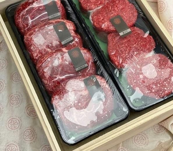 鄰居分享了玄彬、孫藝真送上的韓牛禮盒。(圖/翻攝自當事人IG)