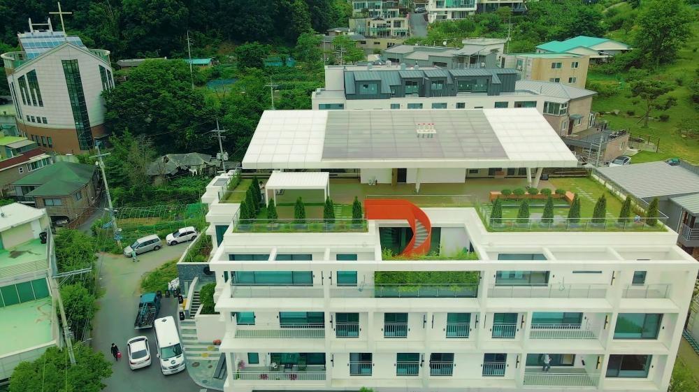 玄彬、孫藝真怕改建房子會打擾鄰居,親自問候附近居民。(圖/翻攝自LUXEHOUSE YouTube)